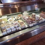 キュルノンチュエ - ショーケース（ソーセージ・パテ 等）