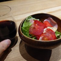 恵比寿ビストロ 猫も杓子も - サラダと赤ワイン 202407