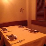 Aux delices de dodine - 壁におじさんがいるよ