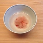 京懐石 吉泉 - 桜湯でスタート
      春ですね(*^^*)