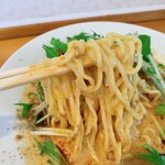 丸仙食堂 - 中太麺がスープに良く絡んで美味しい