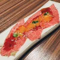 焼肉 和 - 薄切り肉のユッケ。卵黄ソースを内側に閉じ込めるように巻いていただきます。これはイケる（＾◇＾）