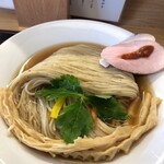 めん処 きよ洲 - キレイに畳まれた細麺が貝汁昆布水に浸かってます。