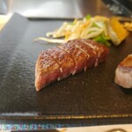 宮古牛鉄板焼 ユキシオステーキ - 宮古牛は柔らかい(脂の融点が本来高いんですって)
