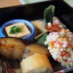 日本料理 縁 - ●口取り
            蓮胡麻豆腐、 鰆西京焼 、ロール巻、エビ、出し巻き卵、草のお餅
            など 彩もよくとてもきれいでした。
            名前はわかりませんが、チーズが入っているロール巻がすごくおいしかったです。