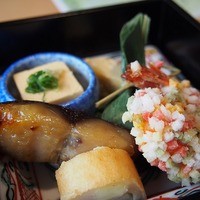 日本料理 縁 - ●口取り
                蓮胡麻豆腐、 鰆西京焼 、ロール巻、エビ、出し巻き卵、草のお餅
                など 彩もよくとてもきれいでした。
                名前はわかりませんが、チーズが入っているロール巻がすごくおいしかったです。