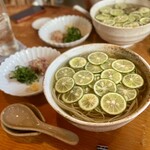 お蕎麦 結 - 夏と言ったら、結のすだち蕎麦！すだち蕎麦の塩出汁は、ペットボトルで常備しておきたいくらい好きな奴