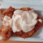 唐揚げ専門 はっぴ商店 - ソースをかけたところ