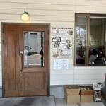 街の食堂 大地 - まん丸ﾗｲﾄと木のドアが可愛い入口(お弁当もあるんだ…)