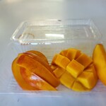 ゆぴと農園宮古島 - 料理写真:カットマンゴー(種の周りは女性が食べた方がおつうじ良いんですって)