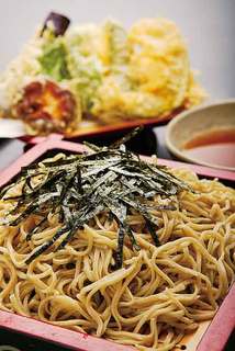 Gensui - 若葉を粉末にして練りこんだそばは、ほのかに緑色をしています。