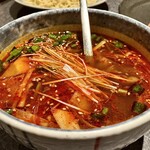 杏樹亭 岸根店 - 「カルビつけ麺（税込￥950）」のつけ汁