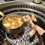 杏樹亭 岸根店 - 「ニンニク焼き（税込￥650）」とギアラ達