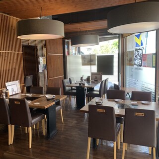 国際通りや駅からもすぐ！豚のオブジェが出迎える落ち着いた空間