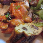 ジュイップ - チキンのトマト煮、オムレツ