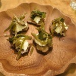 石まつ　三代目 - いぶりがっこにチーズと菜漬けが。これは日本酒にぴったりです。