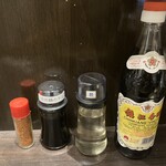中華そば くにまつ - 七味、担々麺のタレ、酢、中国の黒酢、の味変調味料