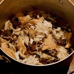 ワイン厨房 晩酌邸 - 自然派ワインには旨みでしょ！と旨みたっぷりのキノコの煮込みを鍋ごと持って来る豪快なオーナー