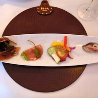 RISTORANTE REGA - ランチ MenuA：前菜4種盛り合わせ(生ハムと葉野菜、マントヴァーノ サラミ・酢漬けのオリーブ、契約農家さんの野菜を使ったバーニャカウダ、静岡産ごまさばのマリネ)