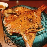 ワイン厨房 晩酌邸 - 目出鯛！とばかりに巨大な金目鯛の焼き物。みんなでワイワイいただきました！