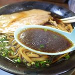 スープは黒々ですね＾＾
