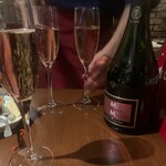 ワイン厨房 晩酌邸 - 乾杯はオーナーおススメのドライなロゼ