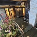 MA-なべや - 店内　床はアクリル張りでその下を鯉が泳ぎます