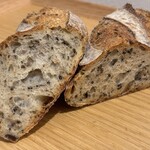 ブランジェリー ラ・フォンティヌ・ドゥ・ルルド - バゲットシリアル（カット）