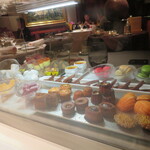 アピシウス - 小菓子のワゴン