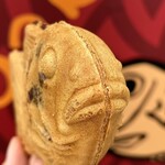 日本一たい焼 - 料理写真:日本一たい焼(つぶあん)¥240内　注文を受けてから作っていた。熱々。厚め。つぶあんの粒強め。薄皮がサクっとしていて鯛焼き食べてる音じゃない。端の端まで餡入り。美味い。めちゃくちゃ美味い。