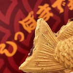 日本一たい焼 岡山高梁ロマンチック街道店 - 日本一たい焼(つぶあん)¥240内　注文を受けてから作っていた。熱々。厚め。つぶあんの粒強め。薄皮がサクっとしていて鯛焼き食べてる音じゃない。端の端まで餡入り。美味い。めちゃくちゃ美味い。