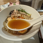 酒肴場 屯 - ほんのりとろみの昆布水に煮干しの旨み、コク深い津軽醤油がまとめる逸品