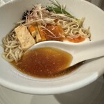 酒肴場 屯 - ほんのりとろみの昆布水に煮干しの旨み、コク深い津軽醤油がまとめる逸品