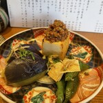 お料理とお酒 oto - 丸ナス揚出し、肉味噌豆腐、万願寺唐辛子。丸ナスが特に旨かった。肉味噌も良き。