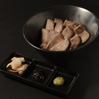 やわらか食感の牛タンを薄めにスライスして手軽に食べられる丼も