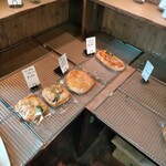 セラヴィ - 8時時点で棚はスカスカでした。