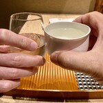 雅醸 - よー、いやこれは乾杯
      選ぶ酒器で性格が出ますな
      指、キレイで長いな〜（男性です）