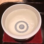 雅醸 - 酒器は色味、透明度がわかりやすい蛇の目。
      キレがよく、しっかりした旨みと香りを感じた