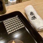雅醸 - 厚手のおしぼりには店名の刺繍が入っている