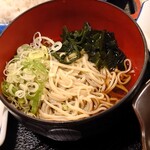 東京北浜 - 冷た〜いお蕎麦
      わかめと長ねぎ入り。
      本当にひんやり冷たくて、今日の暑い日にぴったり♡
      美味しかった♪(⌒▽⌒)
      ※うどんや温かいものに変更もできます。