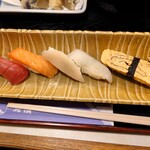 東京北浜 - お寿司
      左から、まぐろ、サーモン、白身のお魚が２つ(それぞれ違うもの)、たまご