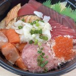 魚丼 - 料理写真:てんこ盛り丼