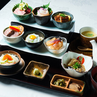 【話題！】色々な美味しさをちょっとずつ「彩りおちょこ丼御膳」