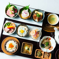 【土日祝・1日限定15食！】色々な美味しさを”ちょっとずつ”！極上の「彩りおちょこ丼御膳」