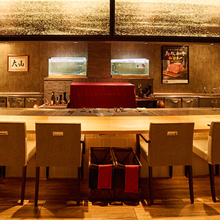 和モダンな店内は多彩なシーンに対応◎専属シェフが付く個室あり