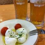 サイゼリヤ ナムコワンダーシティ札幌店 - 《モッツァレラのカプレーゼ》税込￥430❣（New）と、スタートダブル❤税込￥400♡（1杯）❣