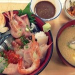 おかもと鮮魚店  - 3/14なんと、この日はお味噌汁に魚のアラ入り！