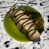 レストランひらまつ 広尾 - 舌平目の中には三陸産の帆立がぎゅっと。グリーンは胡瓜のゼリーです。香草ソースとレモンソースの縞々。