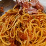 キッチン ブルー グローブ - トマトが見えます