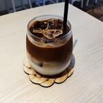 熟成スパイス薬膳カレーと生プリンの店 ８こまち。 - アイスカフェラテ